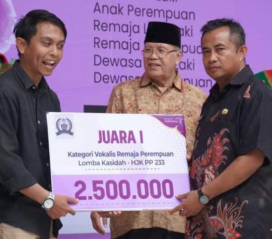 Kadis Porapar Kota Padang Panjang, Nurasrizal, MT, saat setahkan hadish pada pemenang, Kamis (16/12/2023).